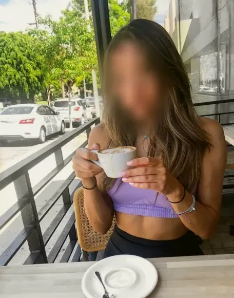 Sabine, 32